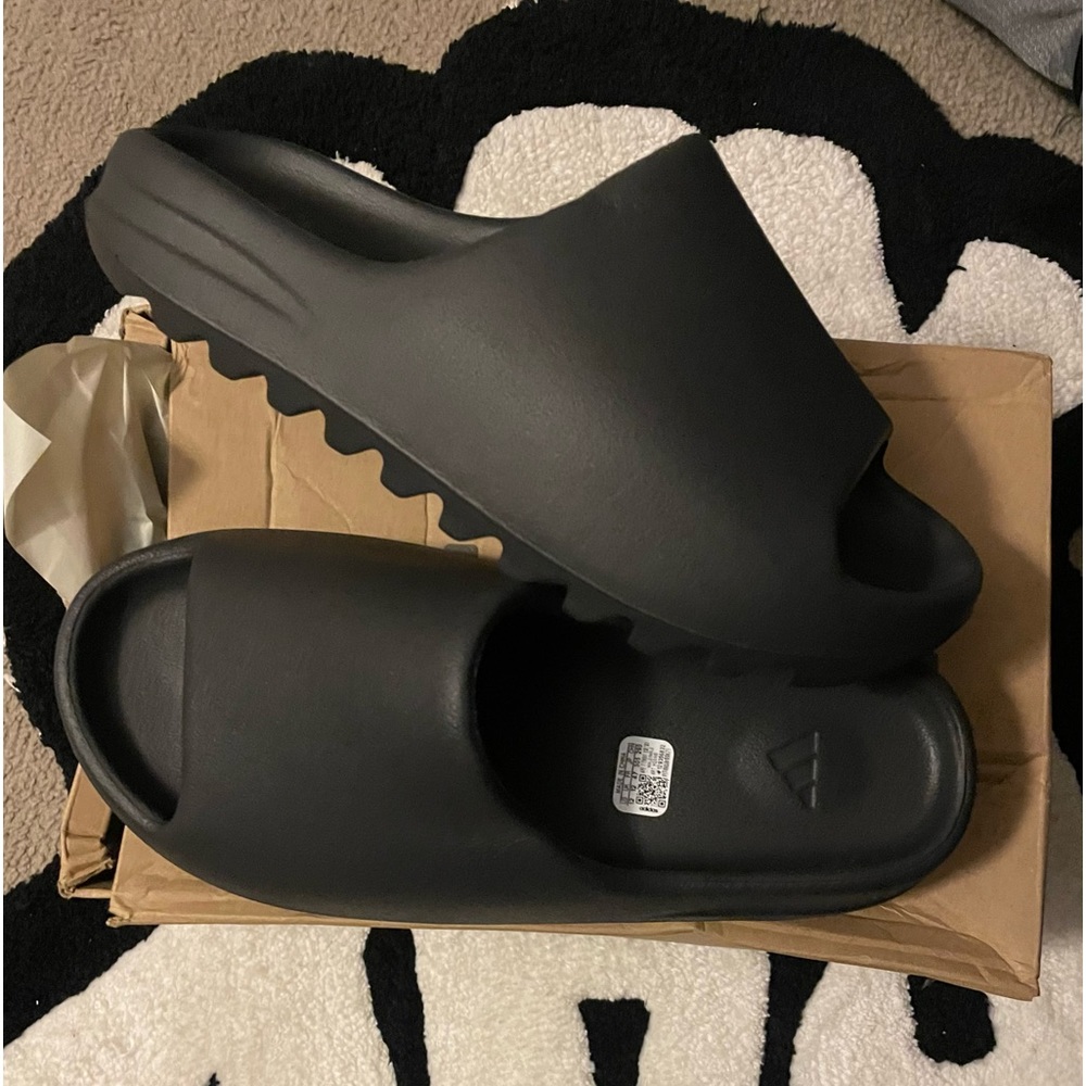 Yeezy Slides “Onyx” Size 12 DS